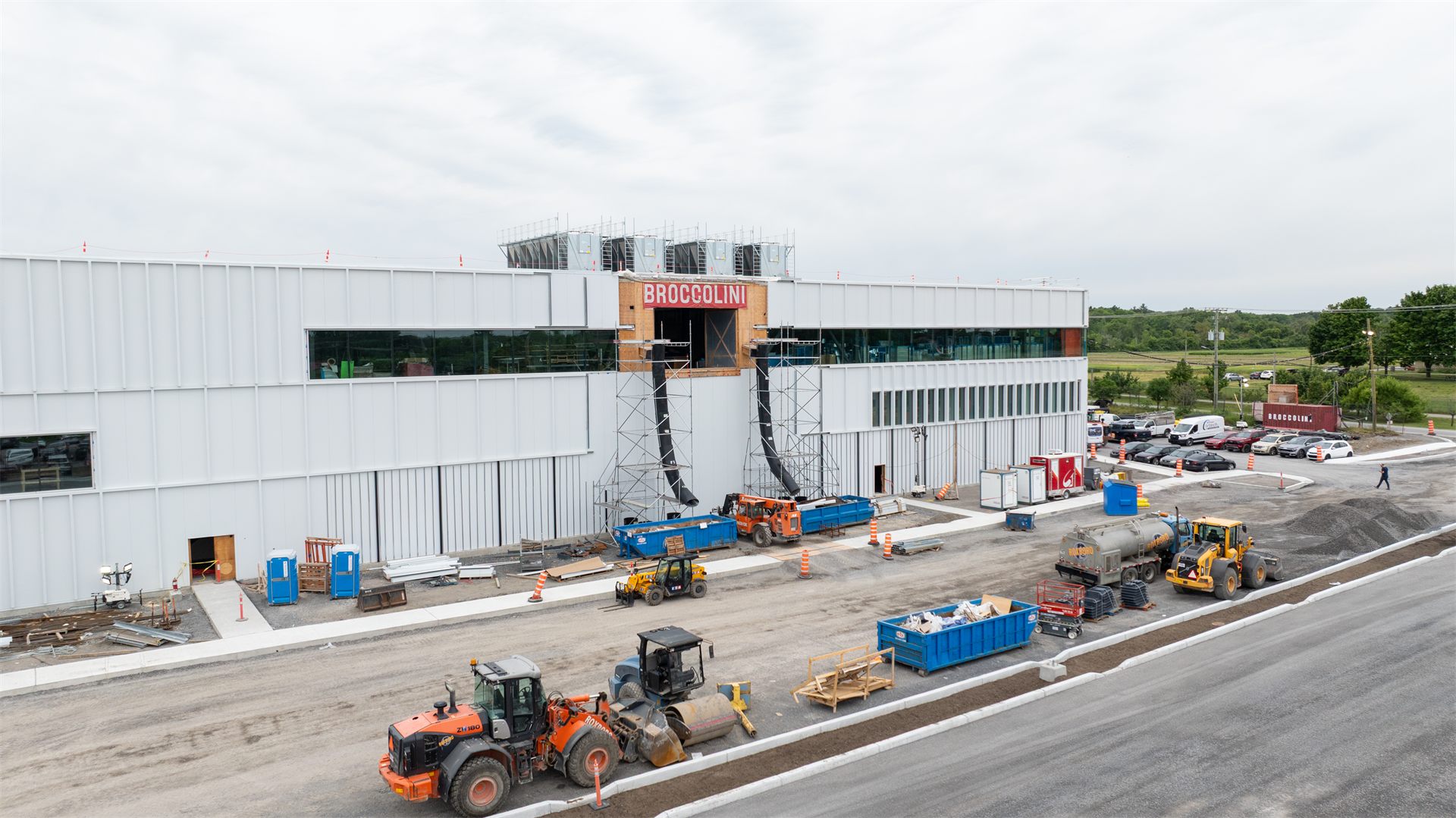 Vue aérienne par drone d'un chantier avec stocks de matériaux pour calcul de volumes