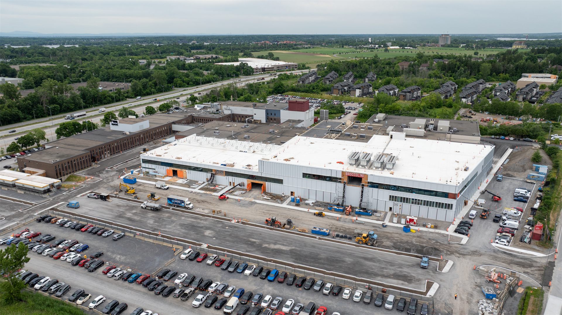 Vue aérienne par drone de l'ensemble d'un chantier de construction en activité
